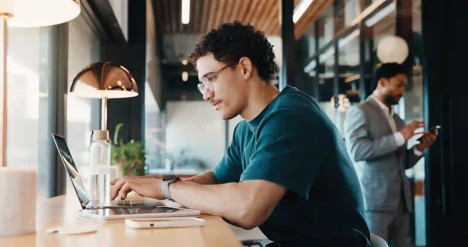 Automatiseringsspecialist van Pool Media aan het werk op een laptop